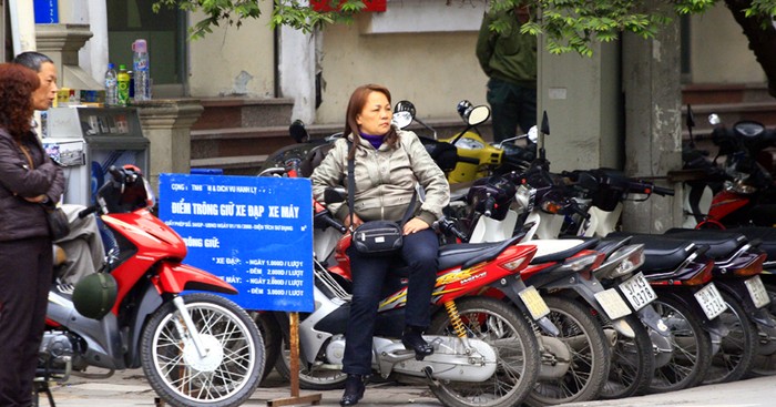 `Ngày 6/2, UBND thành phố Hà Nội đã có văn bản gửi Sở Giao thông Vận tải cùng một số đơn vị có liên quan về các tuyến phố cấm tổ chức trông giữ phương tiện xe đạp, xe mô tô, ô tô trên vỉa hè, lòng đường.